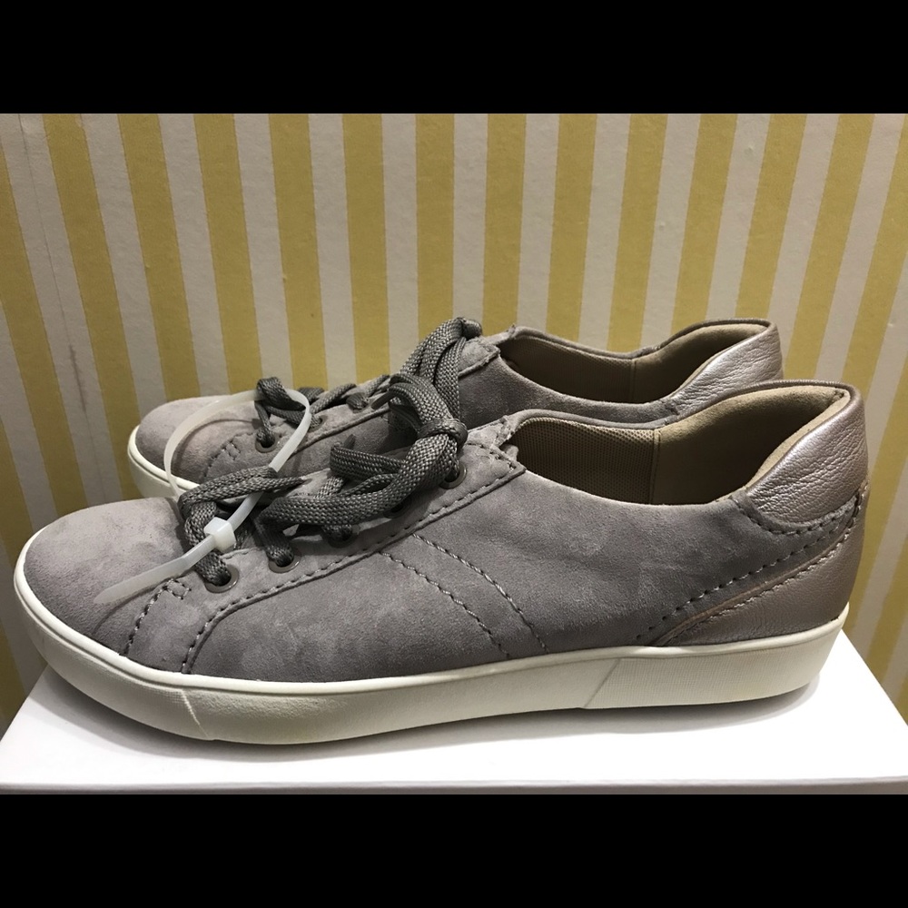 Naturalizer Women’s grey suede sneakers size 8.5